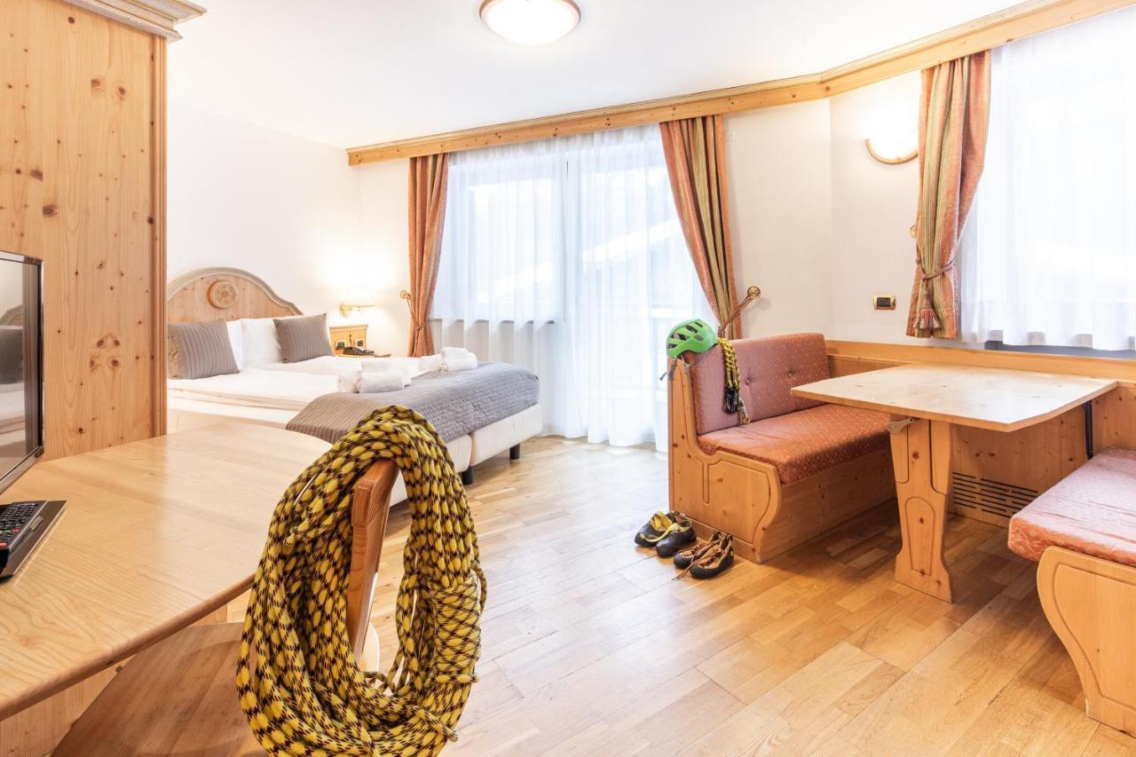 Hotel Soreghes Gran Chalet Campitello di Fassa Exterior foto