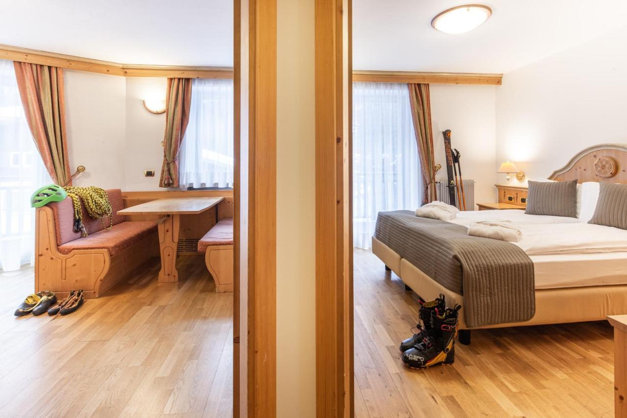 Hotel Soreghes Gran Chalet Campitello di Fassa Exterior foto