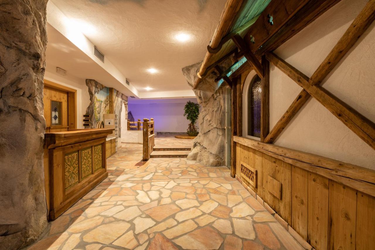 Hotel Soreghes Gran Chalet Campitello di Fassa Exterior foto
