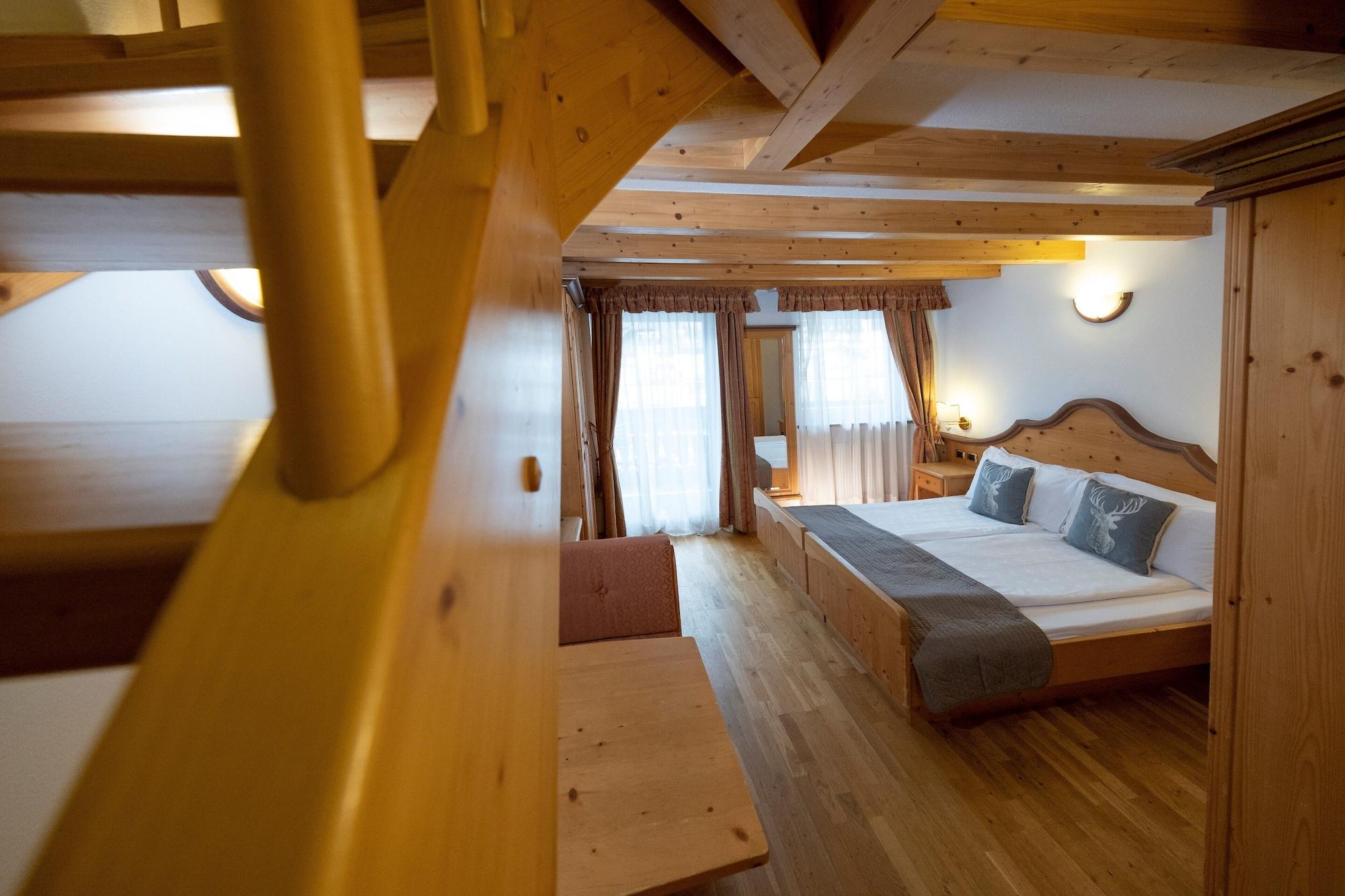 Hotel Soreghes Gran Chalet Campitello di Fassa Exterior foto