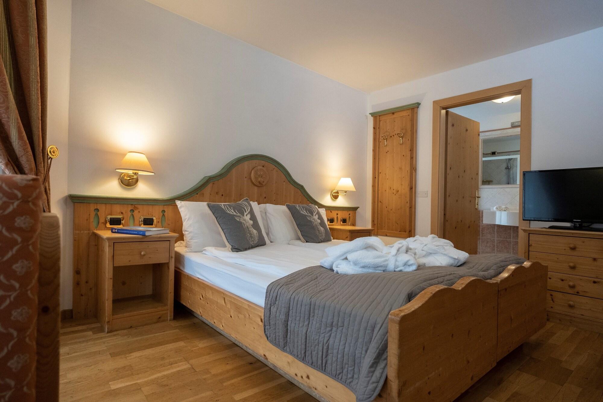 Hotel Soreghes Gran Chalet Campitello di Fassa Exterior foto