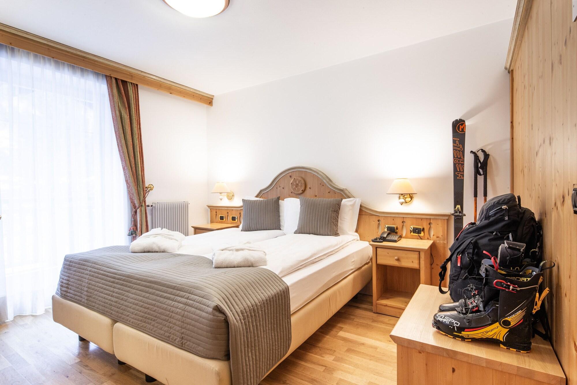 Hotel Soreghes Gran Chalet Campitello di Fassa Exterior foto