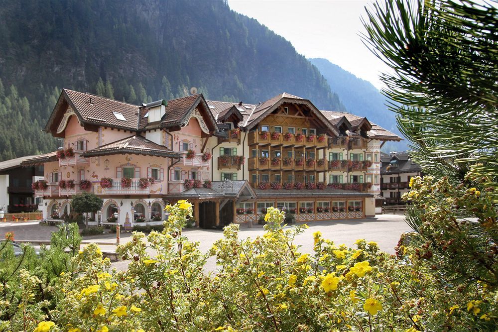 Hotel Soreghes Gran Chalet Campitello di Fassa Exterior foto