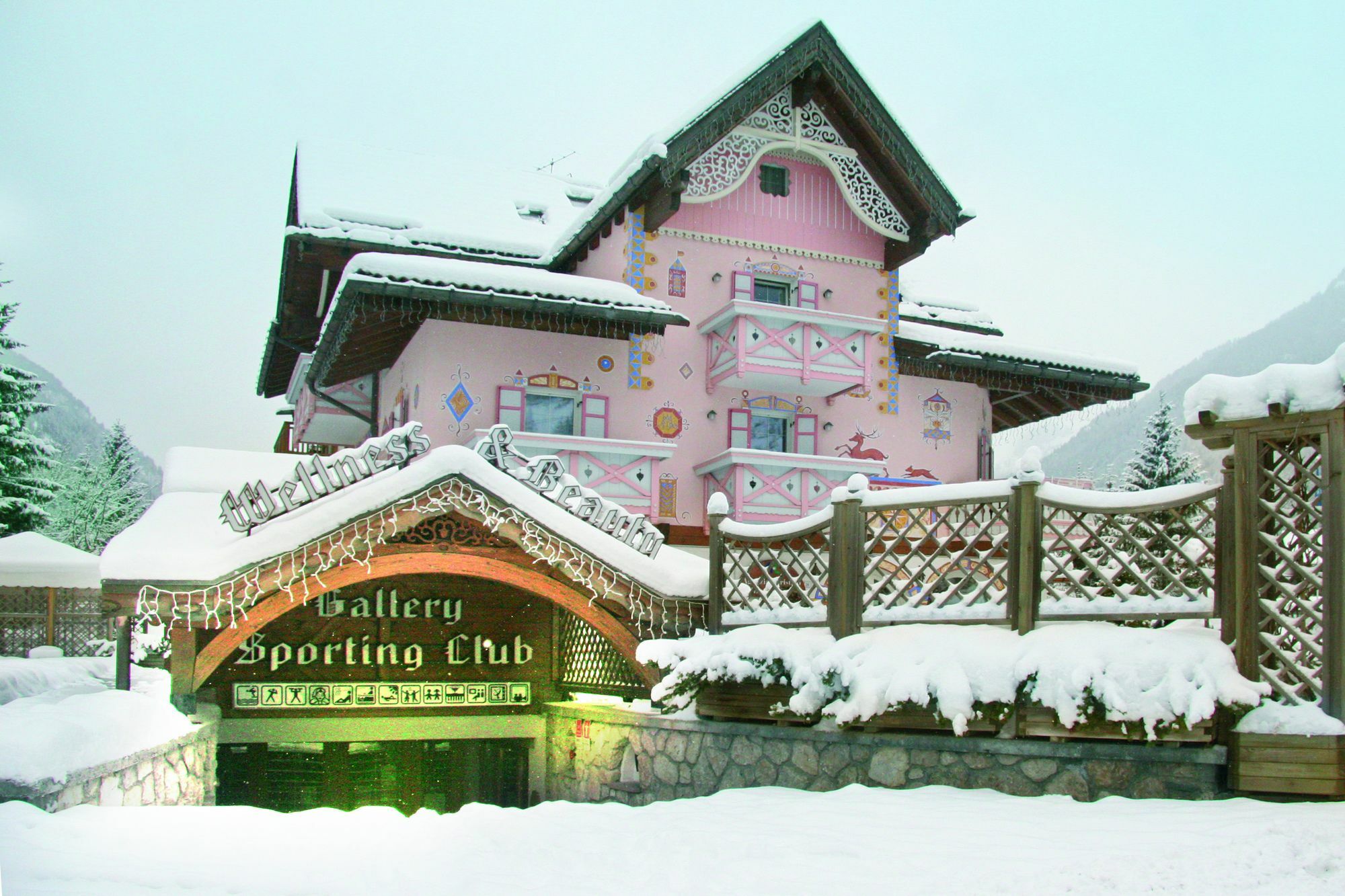Hotel Soreghes Gran Chalet Campitello di Fassa Exterior foto